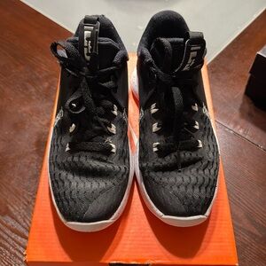 Nike LeBron Witness 5 - Black /Silver Kids Basketball Sneaker CT4630-001 Sz 2.5Y
